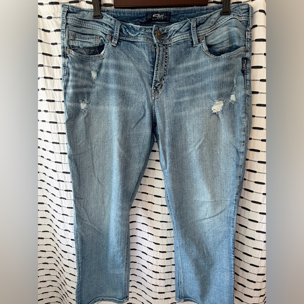 GUC Silver Jeans Elyse Capri Light Blue Distressed Boyfriend Jeans